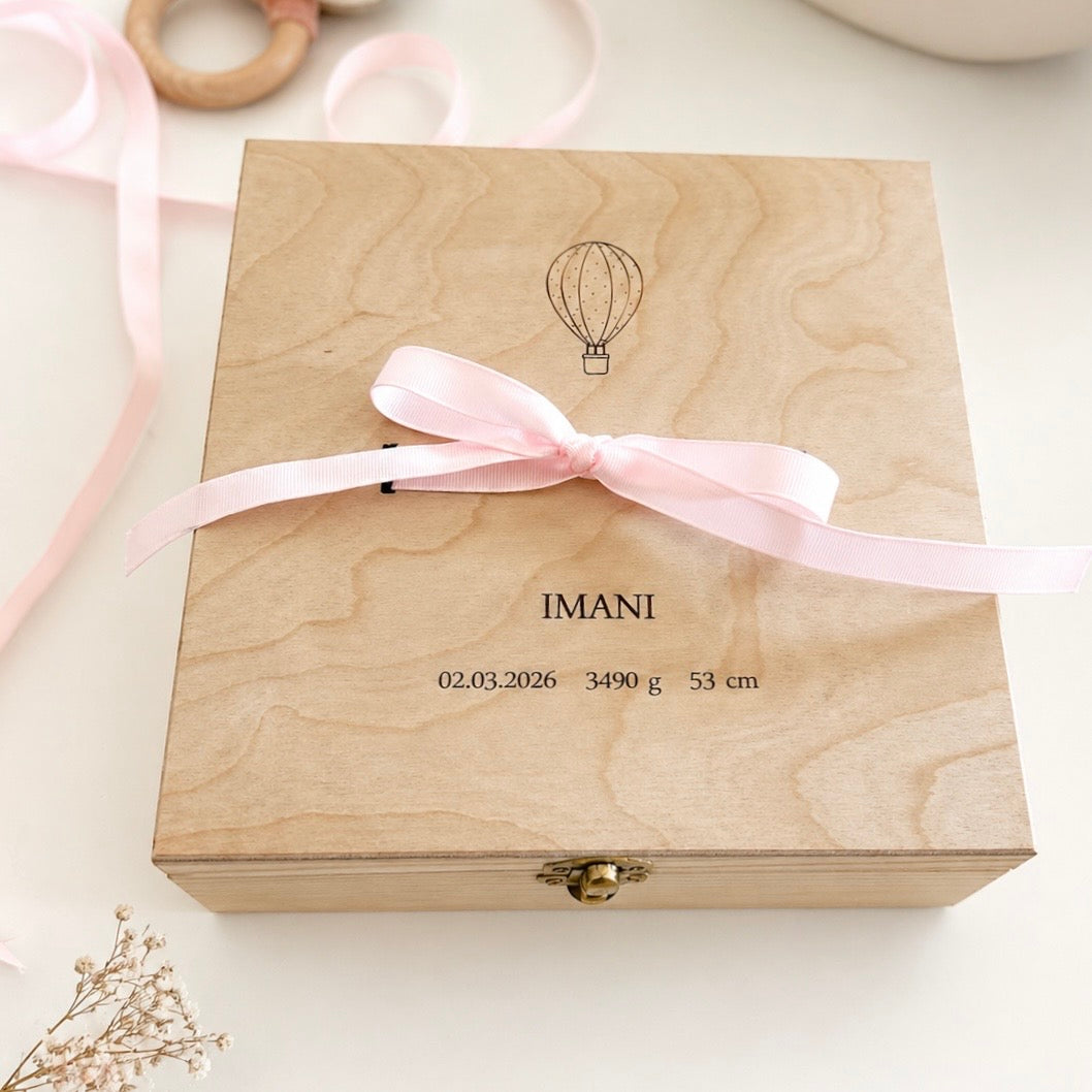 Erinnerungsbox zur Geburt personalisiert mit Heißluftballon – Baby Geschenkbox mit Karte & Platz für Fotos, Andenken & erstes Jahr