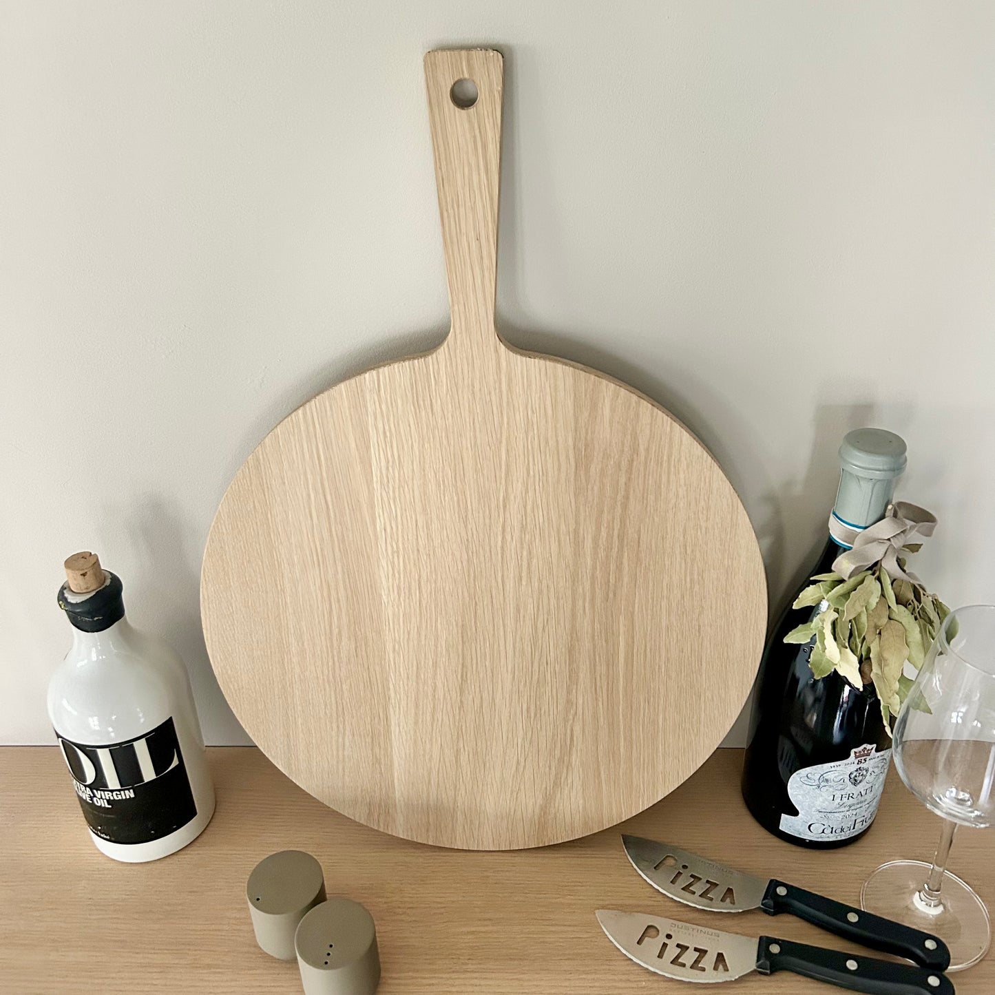 Premium Pizzabrett aus massiver Eiche mit Griff – handgefertigt