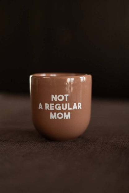 Sisi Tasse „Not a Regular Mom“ – handgefertigte Keramiktasse
