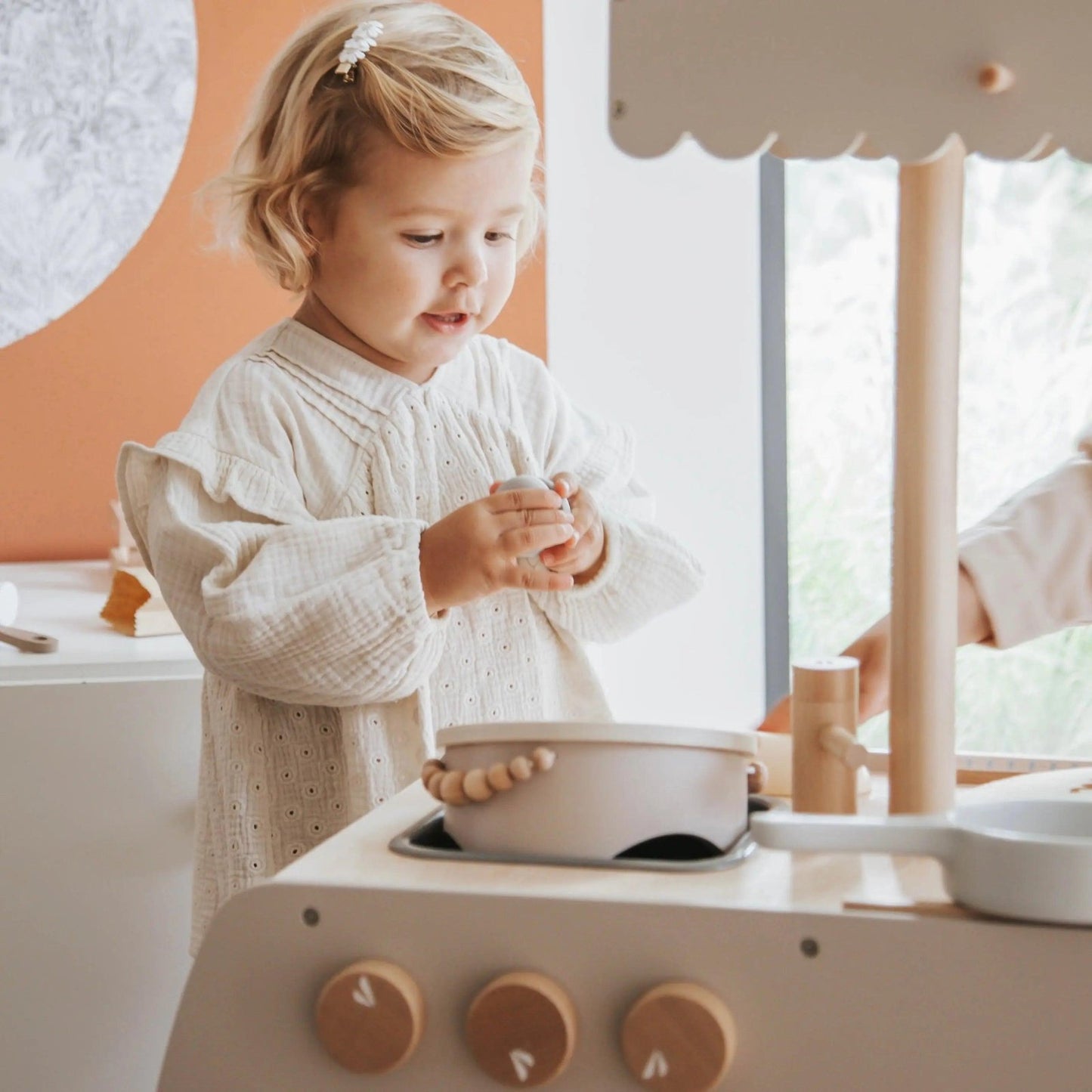 Die Spielküche 'Bistro' von Label Label mit Kreidetafel und 'Open'-Schild fördert kreatives Rollenspiel bei Kindern