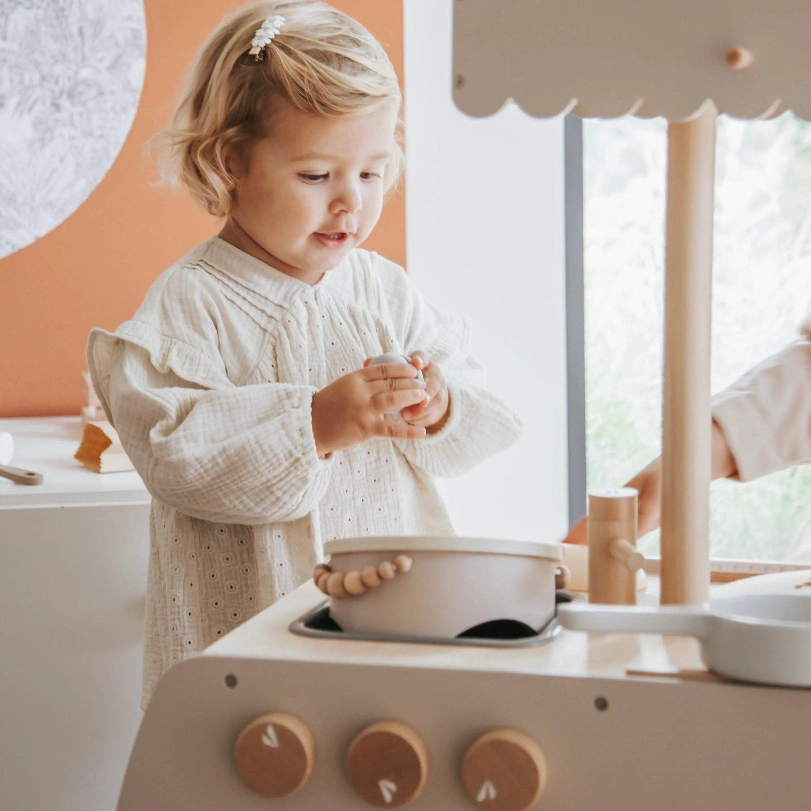 Die Spielküche 'Bistro' von Label Label mit Kreidetafel und 'Open'-Schild fördert kreatives Rollenspiel bei Kindern