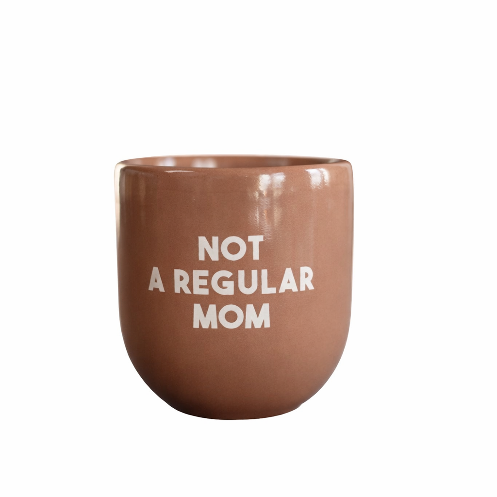 Keramiktasse „Not a Regular Mom“ als Geschenkidee für Mütter