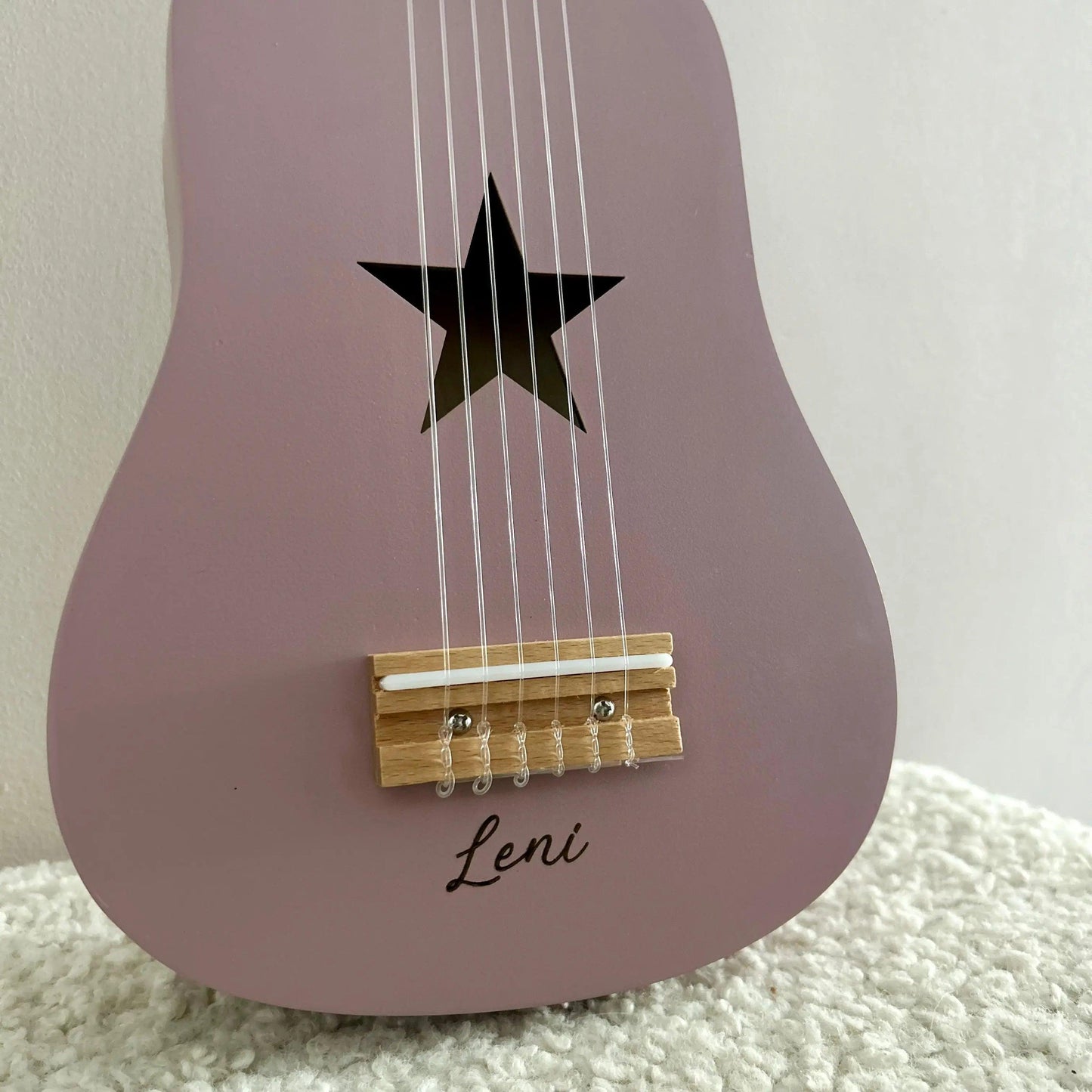 Kindergitarre aus Holz lila/rosa 53cm ab 3 Jahren personalisiert -Kids Concept Schön Manufaktur