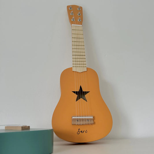 Kindergitarre aus Holz okker 53cm ab 3 Jahren personalisiert - Kids Concept Schön Manufaktur