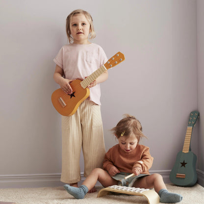 Kindergitarre aus Holz okker 53cm ab 3 Jahren personalisiert - Kids Concept Schön Manufaktur