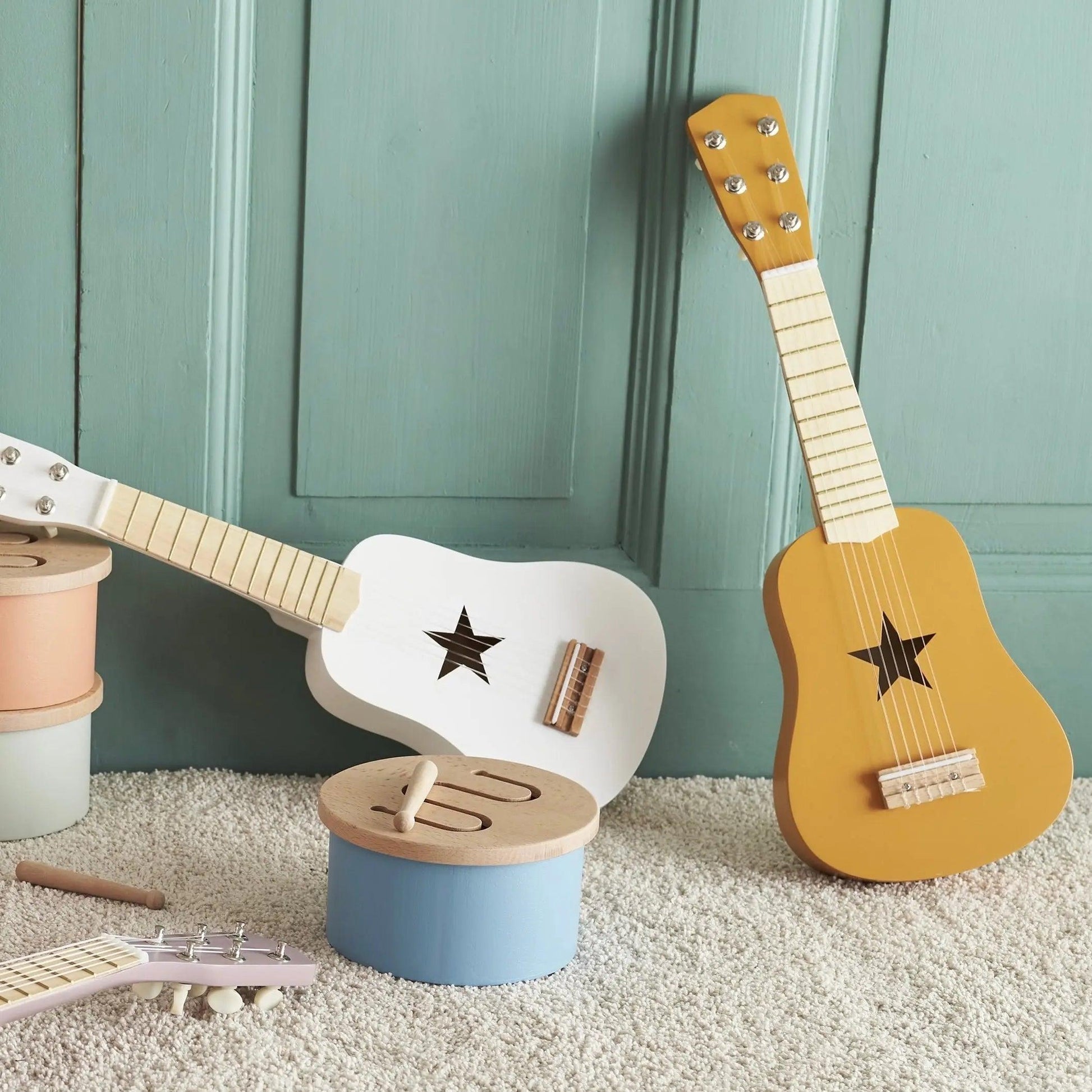 Kindergitarre aus Holz okker 53cm ab 3 Jahren personalisiert - Kids Concept Schön Manufaktur