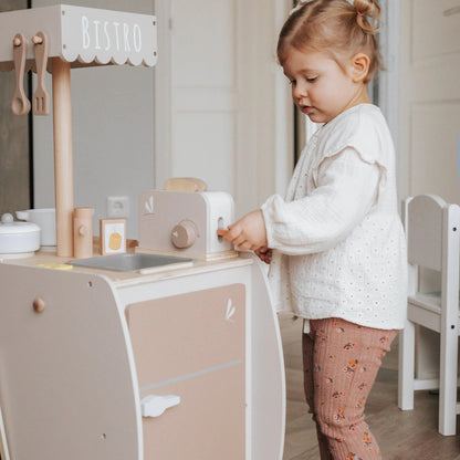 Nachhaltige Kinderküche aus Naturholz mit Pfanne, Topf und Kochzubehör für stundenlangen Spielspaß