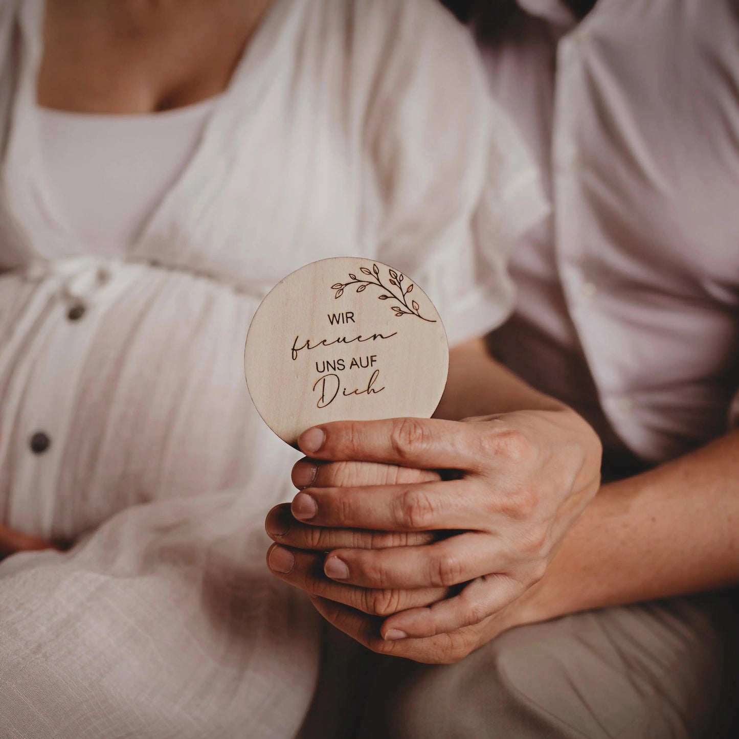 Baby Meilensteinscheibe „Wir freuen uns auf Dich“ Schön Manufaktur